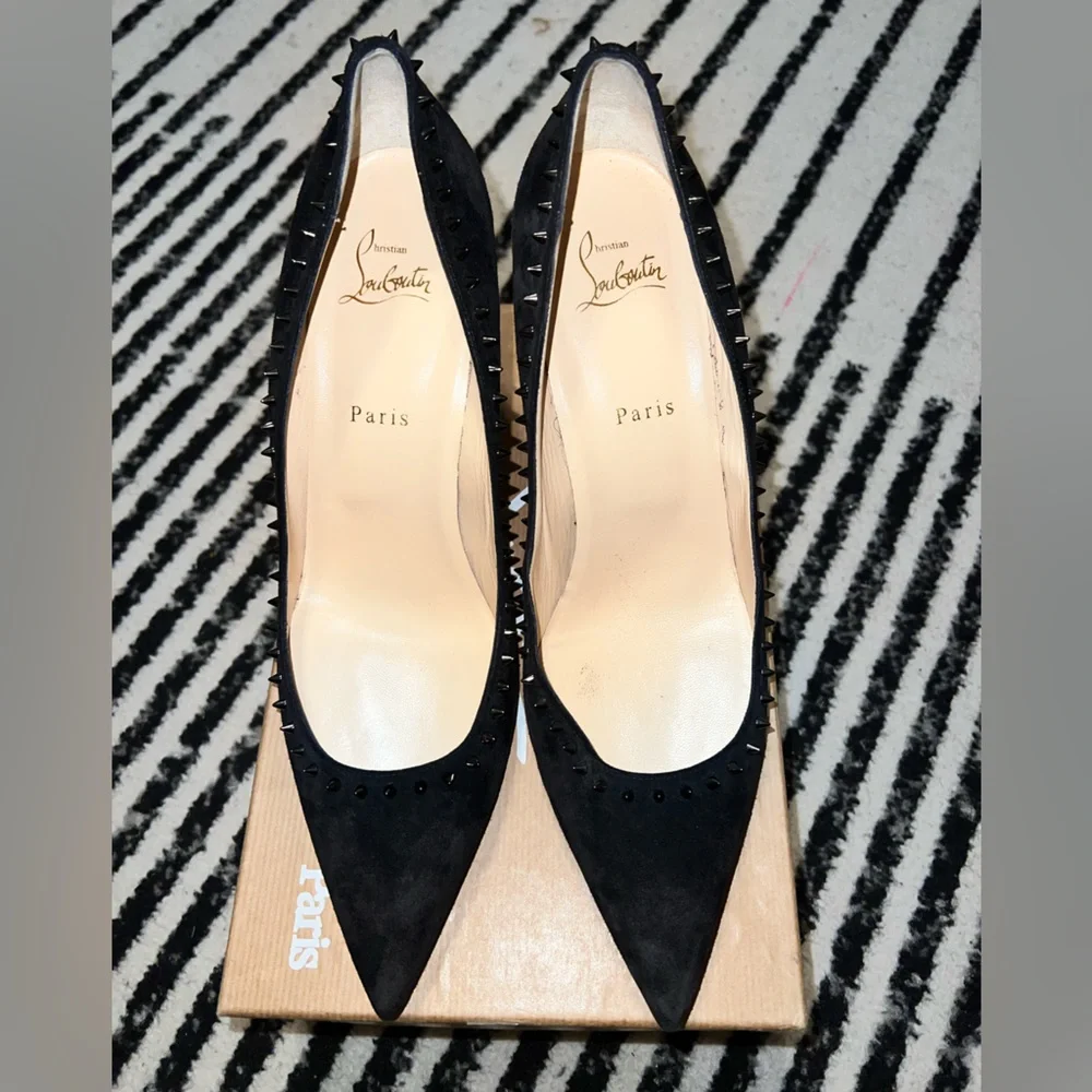 Classic pump with edgy punk twist! Gunmetal spike embellishments w/ 85 mm heel! - Picture 3 of 6